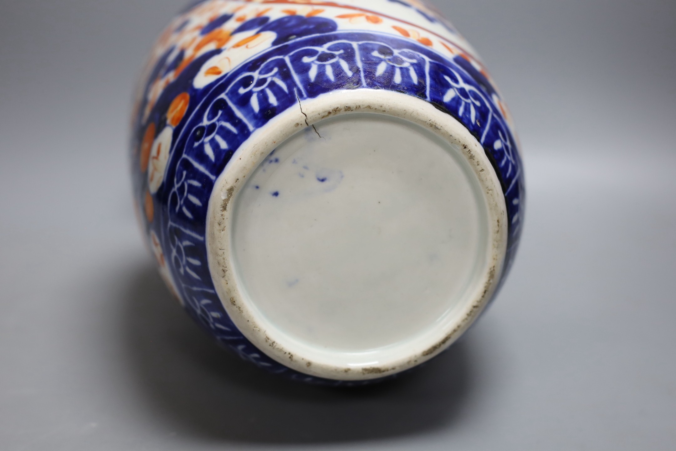 Four Japanese Imari dishes and a vase, vase 31 cms high. (5)